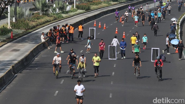 Warga berolahraga di kawasan CFD Sudirman-Thamrin, Jakarta, Minggu (6/9/2026). Menyebarnya abu vulkanik erupsi Gunung Anak Krakatau membuat sebagian pengunjung CFD memakai masker.