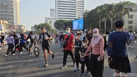 Abu Anak Krakatau Sampai ke Bundaran HI, Warga Olahraga Pakai Masker