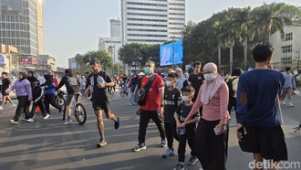 Abu Anak Krakatau Sampai ke Bundaran HI, Warga Olahraga Pakai Masker