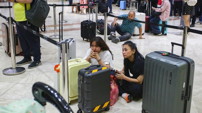 Calon penumpang berada di Terminal 2 keberangkatan Bandara Soekarno Hatta, Tangerang, Banten, Minggu (6/9/2026). Berdasarkan Notice To Airmen atau NOTAM yang dikeluarkan AirNav Indonesia, Bandara Soekarno Hatta ditutup sementara untuk seluruh aktifit