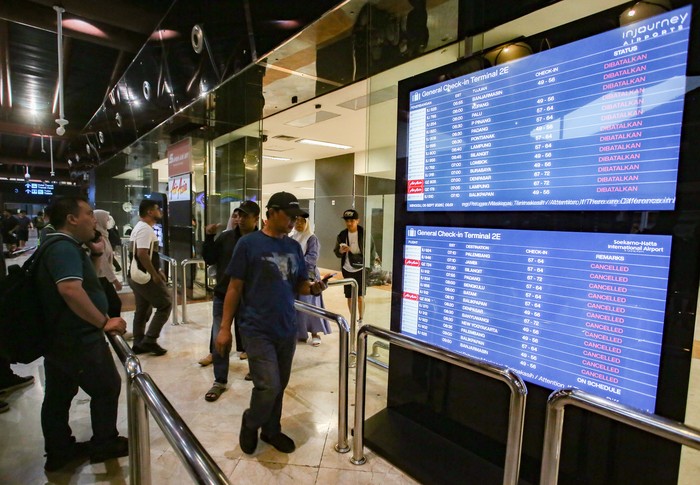 Calon penumpang berada di Terminal 2 keberangkatan Bandara Soekarno Hatta, Tangerang, Banten, Minggu (6/9/2026). Berdasarkan Notice To Airmen atau NOTAM yang dikeluarkan AirNav Indonesia, Bandara Soekarno Hatta ditutup sementara untuk seluruh aktifitas penerbangan karena adanya indikasi sebaran abu vulkanik dari Gunung Anak Krakatau. ANTARA FOTO/Muhammad Iqbal/YU