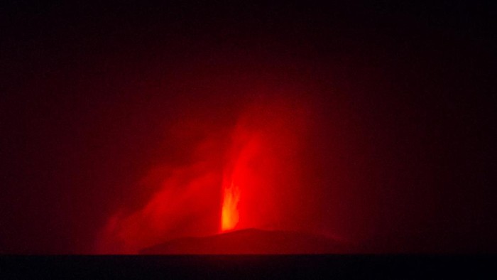 Lava pijar dari Gunung Anak Krakatau terlihat dari Pasauran, Kabupaten Serang, Banten, Sabtu (5/9/2026). Pusat Vulkanologi dan Mitigasi Bencana Geologi (PVMBG) mencatat rangkaian letusan yang terjadi sejak Jumat (4/9) malam tersebut terindikasi sebagai pancaran lava (lava fountain) dengan durasi gempa letusan mencapai 21.600 detik dan amplitudo maksimum 70 milimeter yang merupakan intensitas tertinggi sepanjang tahun 2026. ANTARA FOTO/Muhammad Bagus Khoirunas/agr