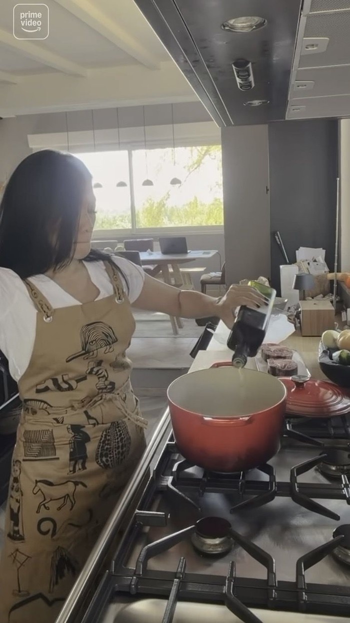 Keseruan Anggun C Sasmi Masak Pot-au-Feu, Sup Daging Prancis yang Sedap
