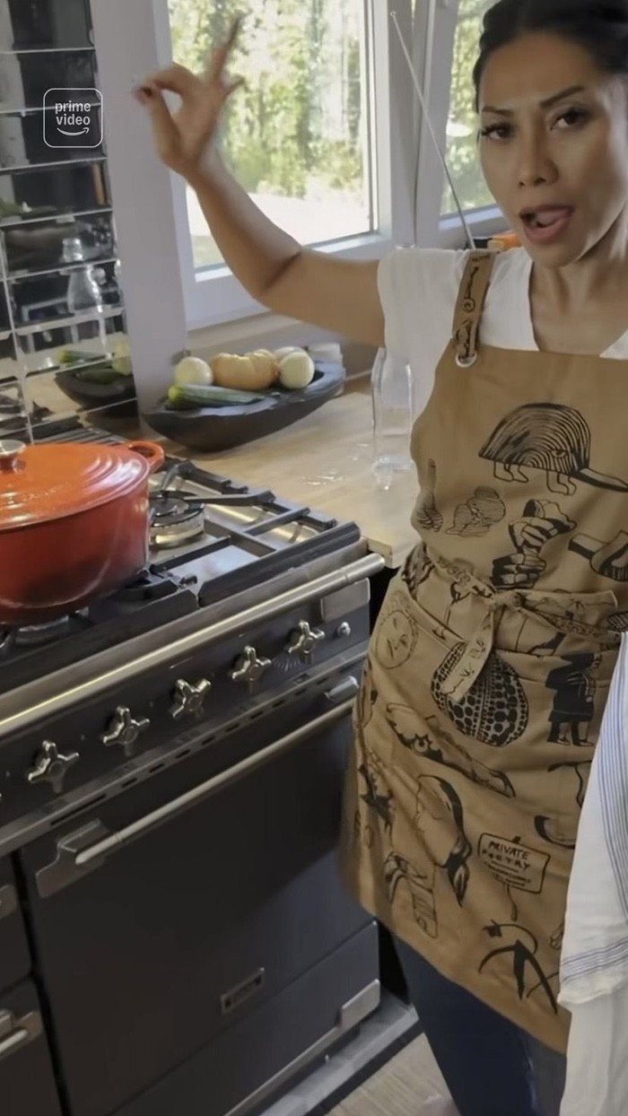Keseruan Anggun C Sasmi Masak Pot-au-Feu, Sup Daging Prancis yang Sedap