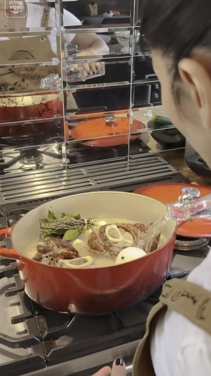 Keseruan Anggun C Sasmi Masak Pot-au-Feu, Sup Daging Prancis yang Sedap