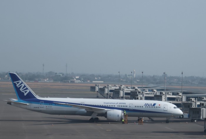 Petugas darat melakukan penutupan mesin pesawat yang terparkir dengan menggunakan bahan khusus di apron Terminal 1 C Bandara Soekarno Hatta, Tangerang, Banten, Minggu (6/9/2026). Penutupan mesin pesawat dilakukan untuk mencegah masuknya sebaran abu vulkanik dari Gunung Anak Krakatau yang mengguyur Bandara Soekarno Hatta. ANTARA FOTO/Muhammad Iqbal/YU