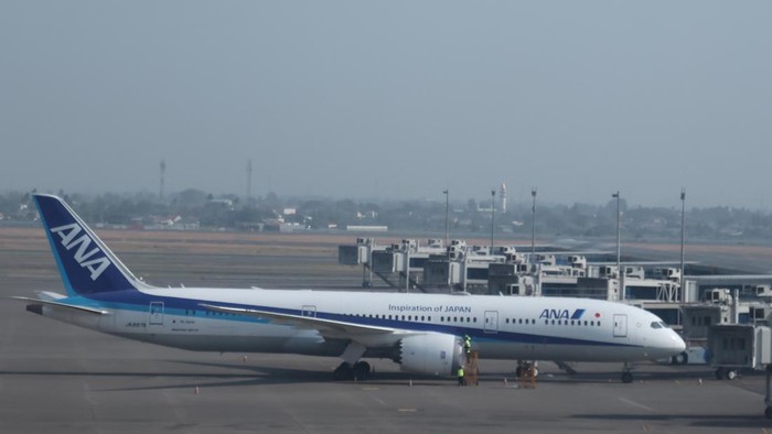 Petugas darat melakukan penutupan mesin pesawat yang terparkir dengan menggunakan bahan khusus di apron Terminal 1 C Bandara Soekarno Hatta, Tangerang, Banten, Minggu (6/9/2026). Penutupan mesin pesawat dilakukan untuk mencegah masuknya sebaran abu vulkanik dari Gunung Anak Krakatau yang mengguyur Bandara Soekarno Hatta. ANTARA FOTO/Muhammad Iqbal/YU