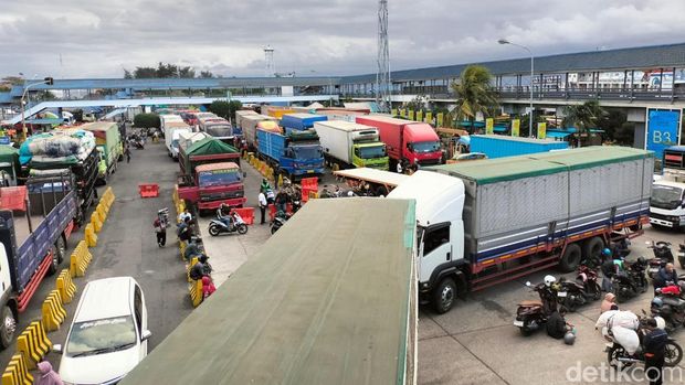 Antrean angkutan logistik di Pelabuhan Gilimanuk, Kabupaten Jembrana, Bali, Minggu (6/9/2026). (Foto: I Putu Adi Budiaatrawan/detikBali) Antrean angkutan logistik di Pelabuhan Gilimanuk, Kabupaten Jembrana, Bali, Minggu (6/9/2026). (Foto: I Putu Adi Budiaatrawan/detikBali)
