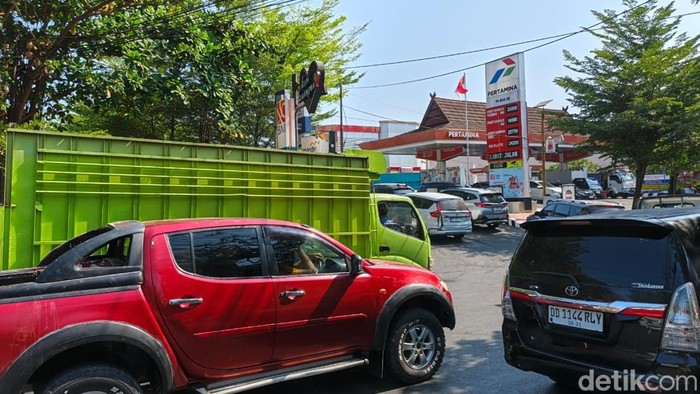Antrean pengisian BBM di SPBU Jalan Pengayoman Makassar.