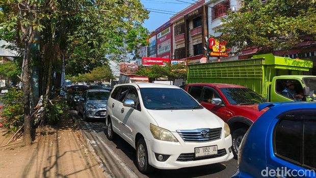 Antrean pengisian BBM di SPBU Jalan Pengayoman Makassar picu macet. Antrean pengisian BBM di SPBU Jalan Pengayoman Makassar picu macet.