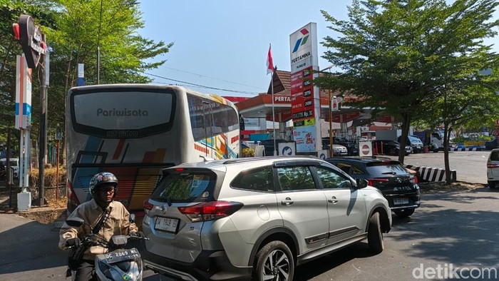 Antrean pengisian BBM di SPBU Jalan Pengayoman Makassar picu macet.