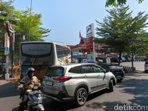 Jalan Pengayoman Makassar Macet Imbas Antrean BBM di SPBU