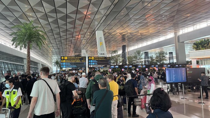 Antrean penumpang reschedule penerbangan terjadi di Terminal 3 Bandara Internasional Soekarno-Hatta (Soetta), Minggu (6/9/2026).