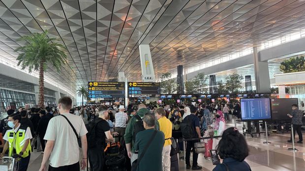 Antrean penumpang reschedule penerbangan terjadi di Terminal 3 Bandara Internasional Soekarno-Hatta (Soetta), Minggu (6/9/2026).