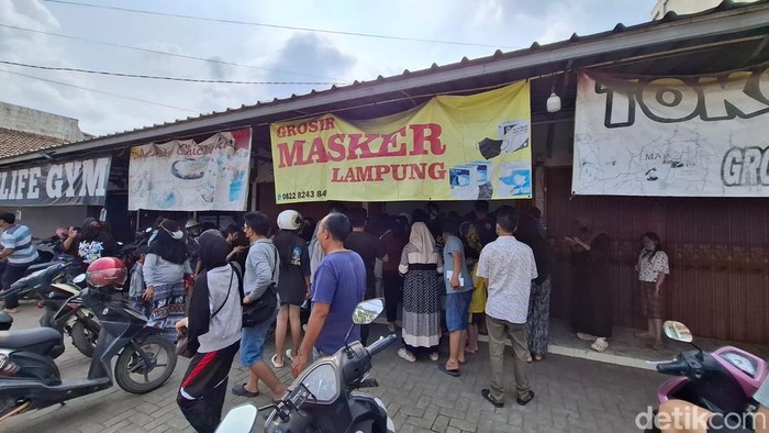 Antrean warga berburu masker di toko, apotek hingga minimarket di Lampung