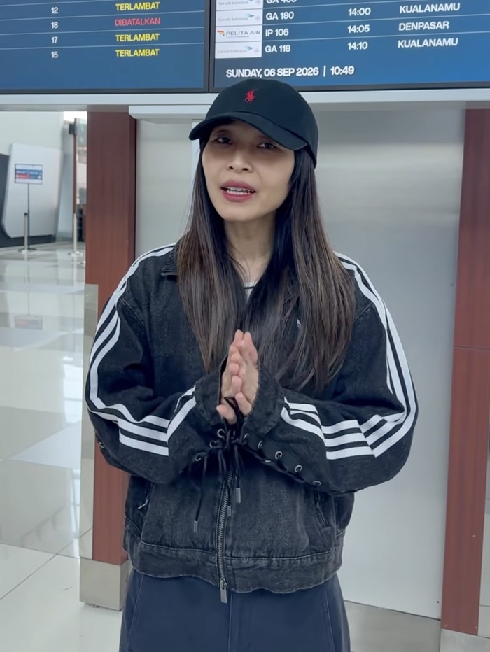 Artis batal kerja imbas Bandara Soetta tutup karena abu vulkanik Gunung Anak Krakatau.