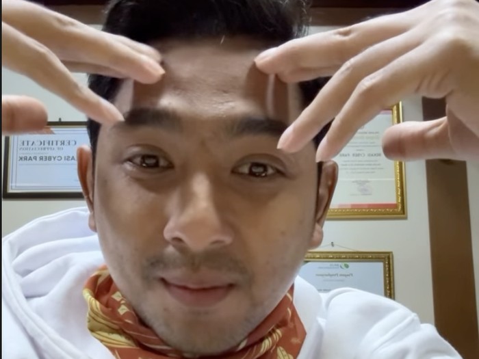 Artis batal kerja imbas Bandara Soetta tutup karena abu vulkanik Gunung Anak Krakatau.