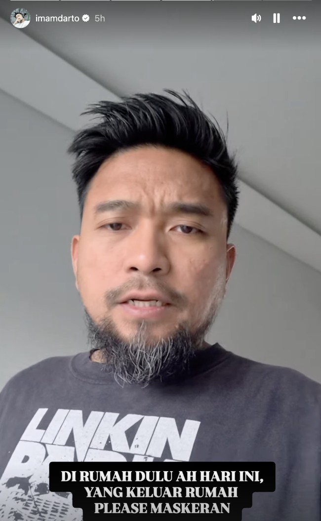Imam Darto bahkan sempat menyapu bagian lantai rumahnya dan menemukan debu yang diduga berasal dari abu vulkanik.Ia kemudian mengingatkan orang-orang yang harus keluar rumah untuk menggunakan masker. (Foto: Instagram)