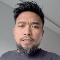 Imam Darto bahkan sempat menyapu bagian lantai rumahnya dan menemukan debu yang diduga berasal dari abu vulkanik.Ia kemudian mengingatkan orang-orang yang harus keluar rumah untuk menggunakan masker. (Foto: Instagram)