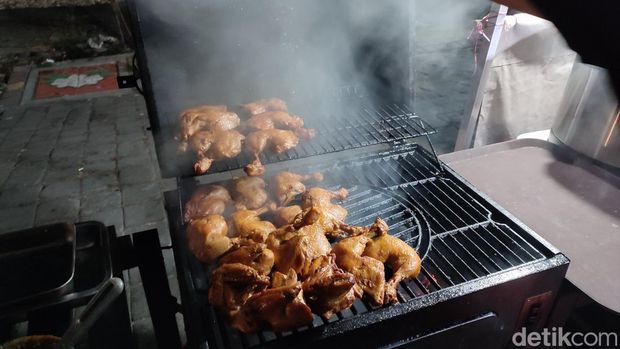 Ayam Asap Proses pengasapan ayam hingga matang.
