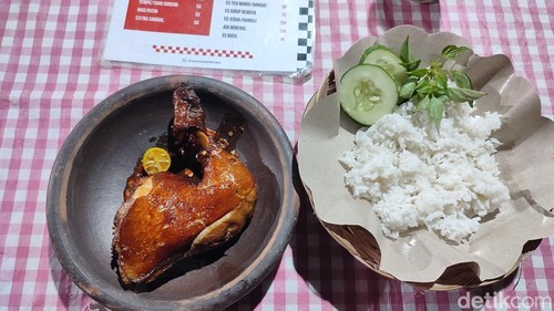 Seporsi menu Ayam Asap Dewata lengkap dengan nasi.