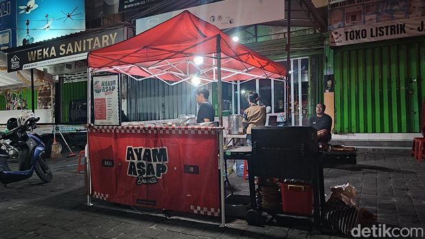 Ayam Asap Dewata Warung tenda Ayam Asap Dewata di Jalan Teuku Umar Barat.