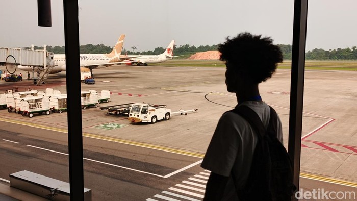 Calon penumpang memadati area Bandara Internasional Hang Nadim Batam, Kepulauan Riau, Minggu (6/9/2026)