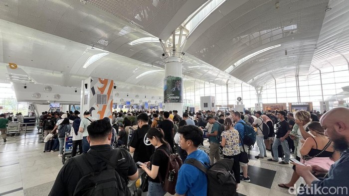 Calon penumpang tertahan di Bandara Kualanamu, Deli Serdang, Sumut