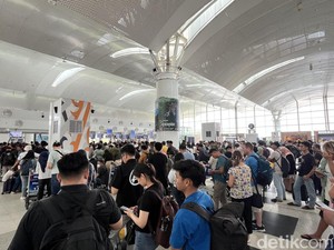 Gagal Terbang ke Jakarta, Ratusan Penumpang Tertahan di Kualanamu