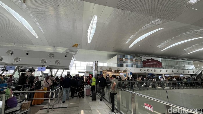 Ratusan calon penumpang menumpuk di Bandara Kualanamu, Deli Serdang imbas pembatalan penerbangan.