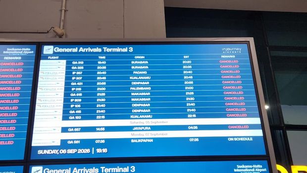 Bandara Soekarno-Hatta ditutup hingga pukul 23.59 WIB akibat abu vulkanik dari erupsi Gunung Anak Krakatau. (Adrial/detikcom)
