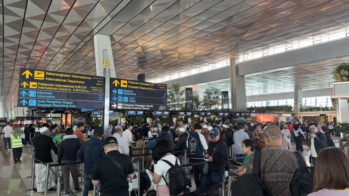 Operasional Bandara Internasional Soekarno-Hatta (Soetta) ditutup imbas erupsi Gunung Anak Krakatau, Minggu (6/9/2026).
