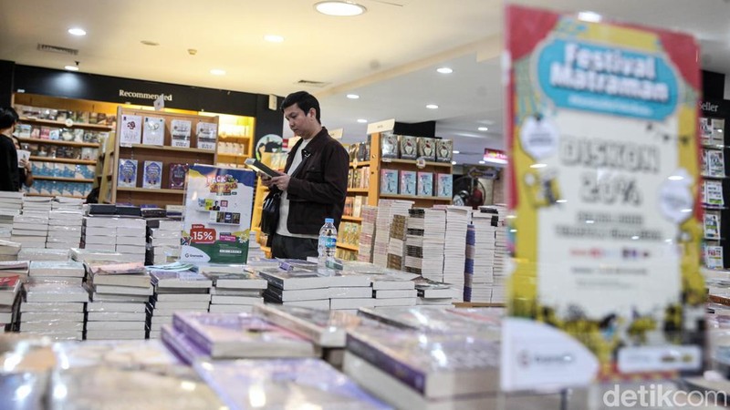 Pengunjung melihat koleksi buku dalam Festival Matraman 2026 di Gramedia Matraman, Jakarta Timur, Sabtu (5/9/2026). Festival mengusung tema #KembaliKeTokoBuku.