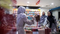 Pengunjung menikmati suasana Festival Matraman 2026 yang tidak hanya menghadirkan pesta buku murah. Sejumlah kegiatan dan pameran turut digelar selama festival.