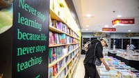 Pengunjung memilih buku dengan harga lebih terjangkau di Festival Matraman 2026. Pesta buku ini menjadi kesempatan masyarakat mendapatkan berbagai bacaan sesuai minat.