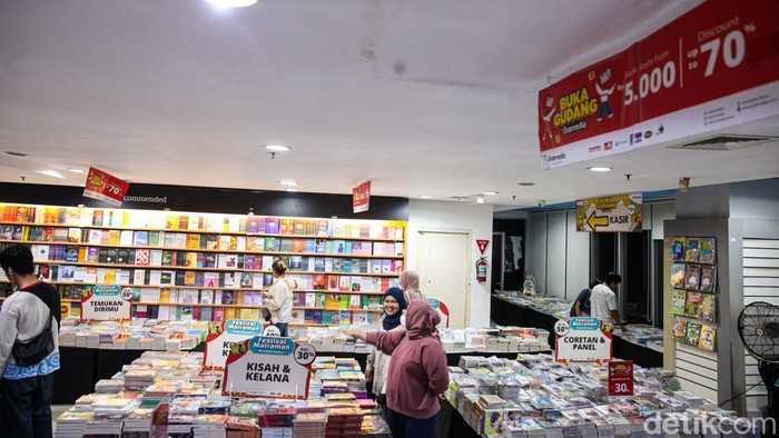 Pengunjung melihat koleksi buku dalam Festival Matraman 2026 di Gramedia Matraman, Jakarta Timur, Sabtu (5/9/2026). Festival mengusung tema #KembaliKeTokoBuku.