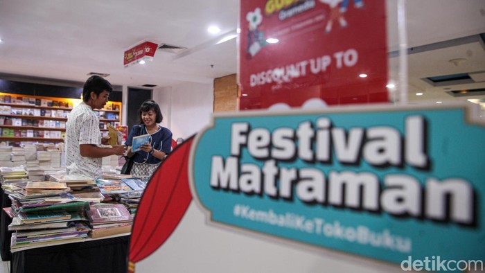 Pengunjung melihat koleksi buku dalam Festival Matraman 2026 di Gramedia Matraman, Jakarta Timur, Sabtu (5/9/2026). Festival mengusung tema #KembaliKeTokoBuku.