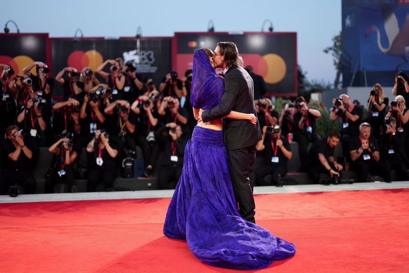 Brooklyn Beckham dan Nicola Peltz di Venice Film Festival 2026 Brooklyn Beckham and Nicola Peltz pose on the red carpet at the 83rd Venice International Film Festival in Venice, Italy, September 5, 2026. REUTERS/Yves Herman
