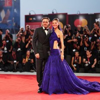 Nicola Peltz Memukau di Venice Film Festival, Mesra dengan Brooklyn Beckham