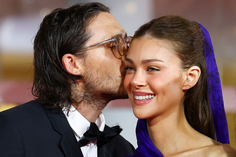 Brooklyn Beckham dan Nicola Peltz di Venice Film Festival 2026 Brooklyn Beckham and Nicola Peltz pose on the red carpet at the 83rd Venice International Film Festival in Venice, Italy, September 5, 2026. REUTERS/Yves Herman