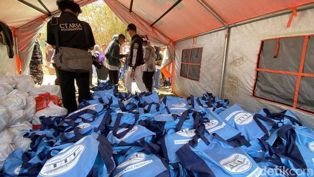 CT ARSA Foundation membagikan sembako gratis di Sukabumi.