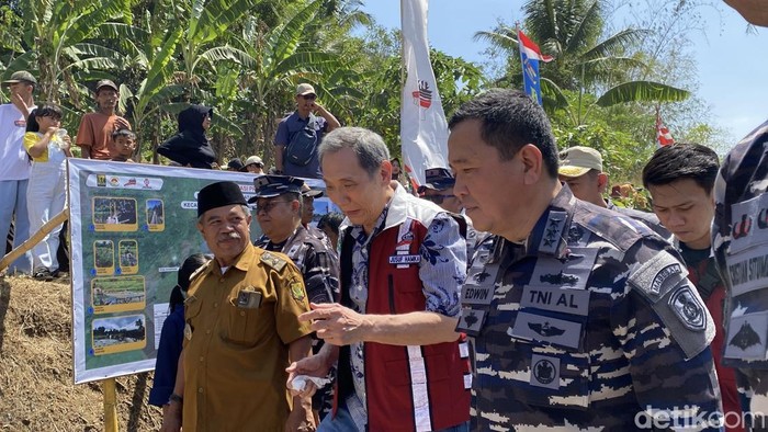 CT ARSA Foundation membagikan sembako gratis di Sukabumi.