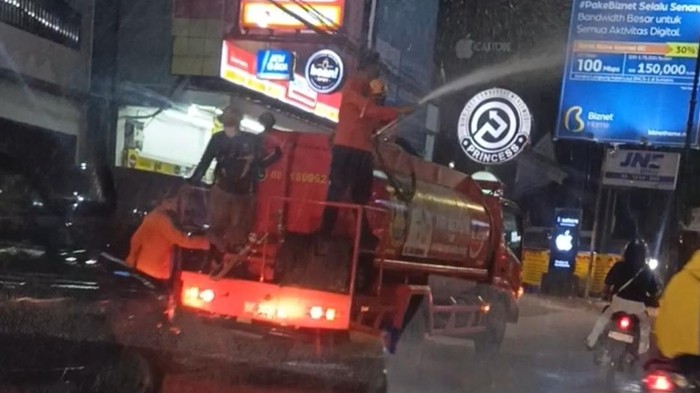Damkar di Lampung bersihkan jalanan dari debu abu vulkanik