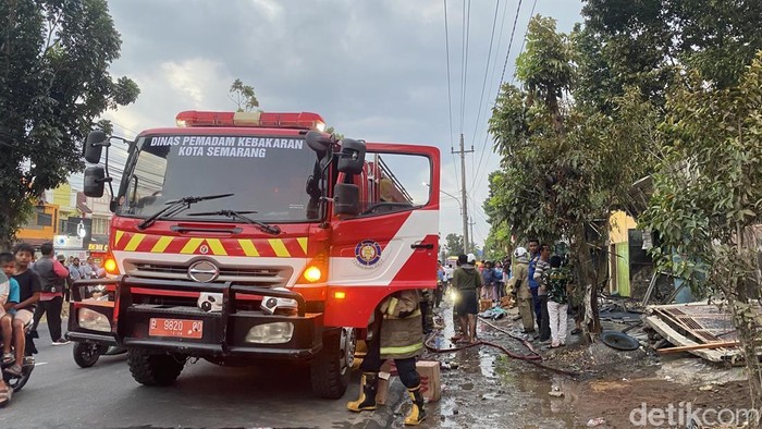 Damkar Kota Semarang saat memadamkan kebakaran di PKL Jatisari, Kecamatam Mijen, Kota Semarang, Minggu (6/9/2026).