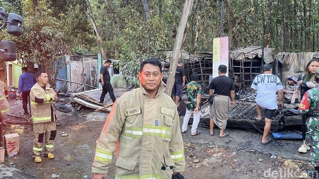 Damkar Kota Semarang saat memadamkan kebakaran di PKL Jatisari, Kecamatam Mijen, Kota Semarang, Minggu (6/9/2026). Damkar Kota Semarang saat memadamkan kebakaran di PKL Jatisari, Kecamatam Mijen, Kota Semarang, Minggu (6/9/2026).