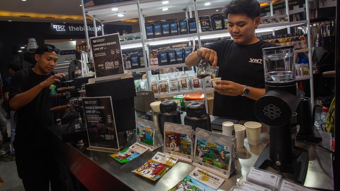 Pengunjung mengawasi perangkat penggiling kopi saat Jogja Coffee Week (JCW) 2026 di Jogja Expo Centre (JEC), Bantul, D.I Yogyakarta, Sabtu (5/9/2026). Acara nan diikuti sekitar 197 stan dan lebih dari 600 merk kopi serta melibatkan partisipan dari Jepang dan negara ASEAN itu menjadi ruang untuk memperkuat jejaring maupun memperkenalkan potensi industri kopi Indonesia. ANTARA FOTO/Andreas Fitri Atmoko/agr