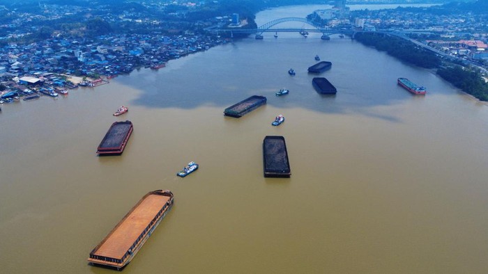 Foto udara kapal tongkang melintasi sungai Mahakam yang mengalami penyusutan debit air di Samarinda, Kalimantan Timur, Minggu (6/9/2026). Kantor Kesyahbandaran dan Otoritas Pelabuhan (KSOP) Samarinda memberikan instruksi kepada seluruh perusahaan dan pemilik pelabuhan untuk membatasi muatan kapal tongkang pengangkut batu bara menjadi 5.500-6.000 ton dari sebelumnya 7.000 ton karena dapat membahayakan proses pelayaran akibat adanya penyusutan debit air sungai Barito dan Mahakam. ANTARA FOTO/Angga Palguna/YU