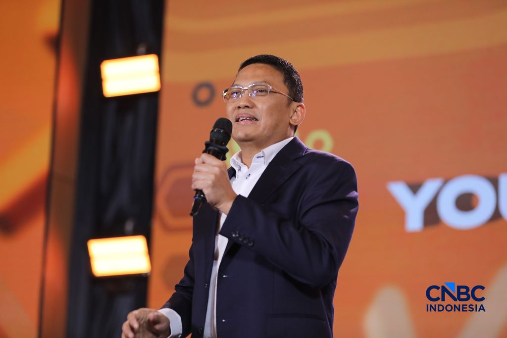 Direktur Finance & Strategy PT Bank Rakyat Indonesia (Persero) Tbk, Achmad Royadi saat menyampaikan pemaparan dalam Lampung Financial Festival di Hotel Novotel, Bandar Lampung, Minggu (65/9/2026). Direktur Finance & Strategy PT Bank Rakyat Indonesia (Persero) Tbk, Achmad Royadi saat menyampaikan pemaparan dalam Lampung Financial Festival di Hotel Novotel, Bandar Lampung, Minggu (6/9/2026). (CNBC Indonesia/Tri Susilo)