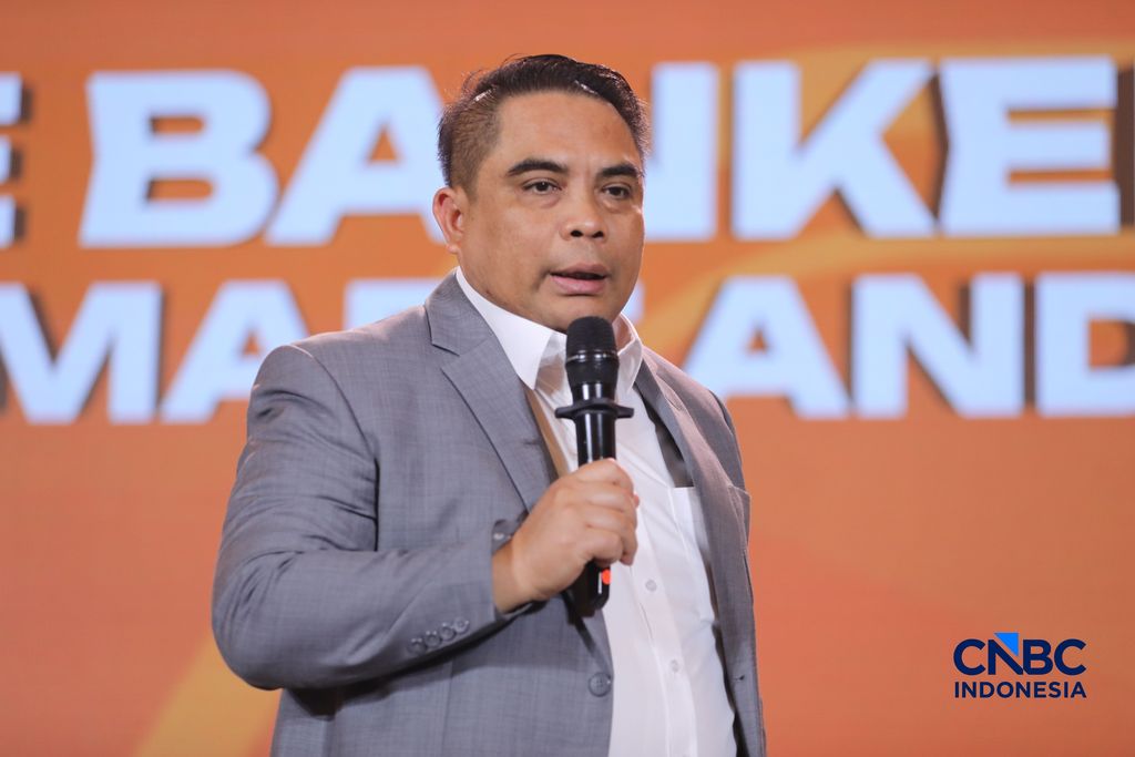Direktur Sales & Distribution PT Bank Syariah Indonesia (Persero) Tbk, Anton Sukarna saat menyampaikan pemaparan dalam Lampung Financial Festival di Hotel Novotel, Bandar Lampung, Minggu (65/9/2026). Direktur Sales & Distribution PT Bank Syariah Indonesia (Persero) Tbk, Anton Sukarna saat menyampaikan pemaparan dalam Lampung Financial Festival di Hotel Novotel, Bandar Lampung, Minggu (6/9/2026). (CNBC Indonesia/Tri Susilo)