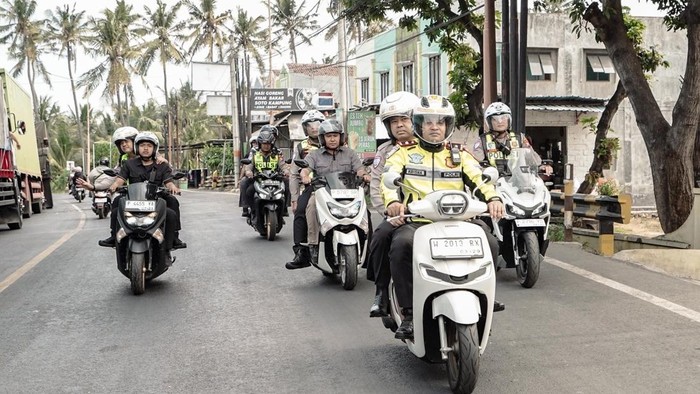 Dirlantas Polda Jatim Kombes Rahmat Hakim saat memantau arus kemacetan menggunakan roda dua.